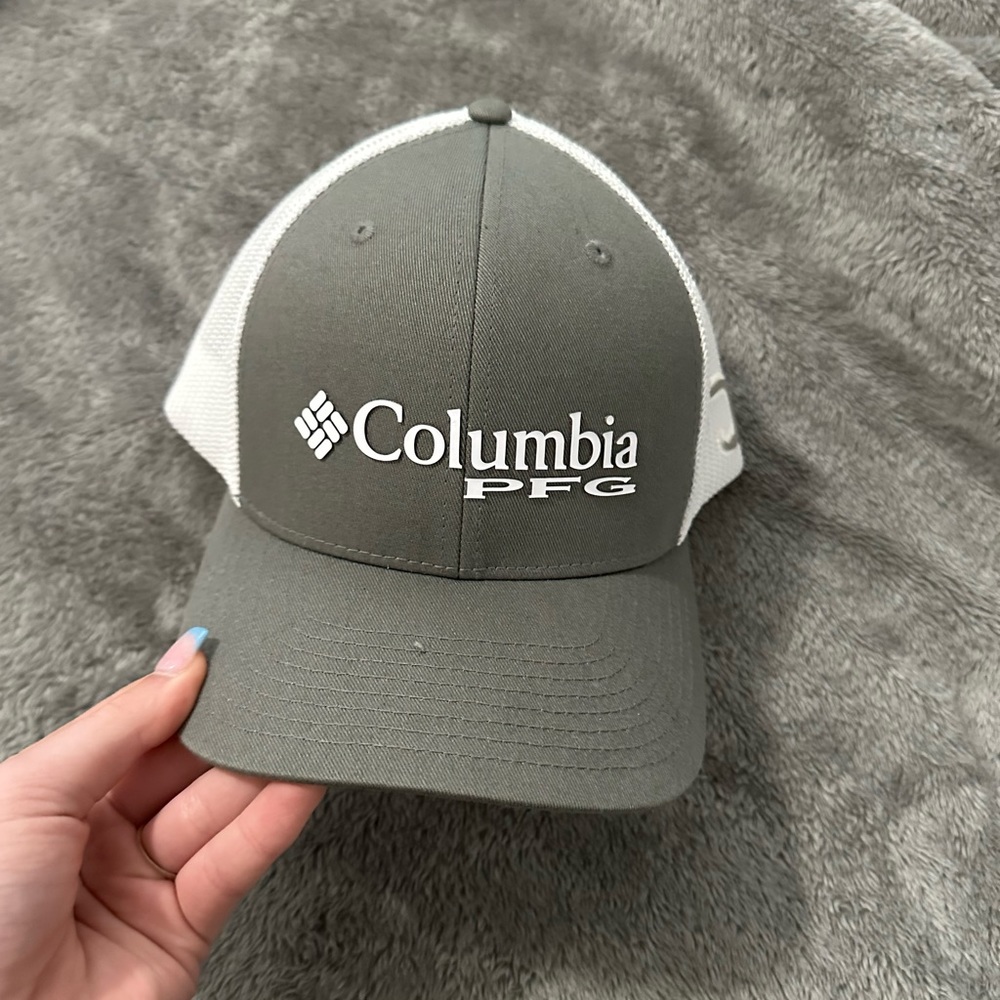 Columbia pfg men’s hat. Slight discoloration on front.